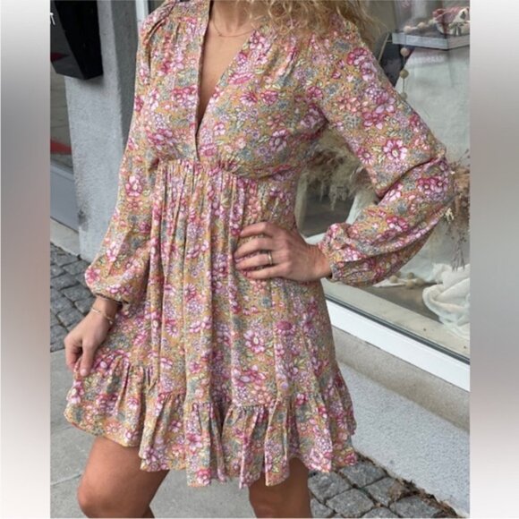 Bytimo Dresses & Skirts - ByTIMO floral long sleeve mini dress